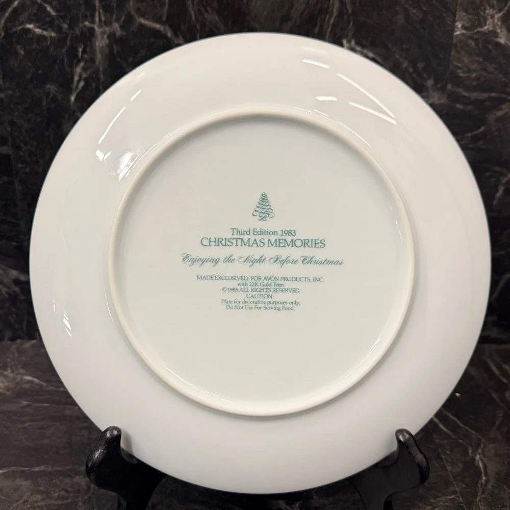 1983 AVON “Enjoying the Night Before Christmas” Collector Plate w/22K Gold Trim